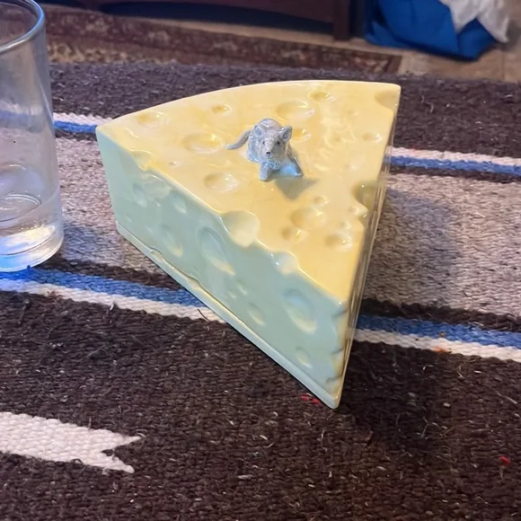 1988 Cheese or food holder. - Picture 1 of 7